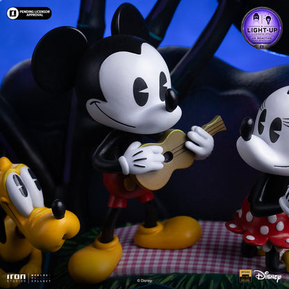 Iron Studios Mickey, Minnie & Pluto's Day at the Park statue - hand-painted detail view 1